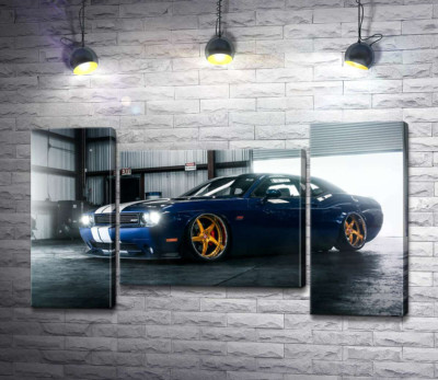 Модульная картина "Синий спорткар Dodge Challenger заезжает в гараж"