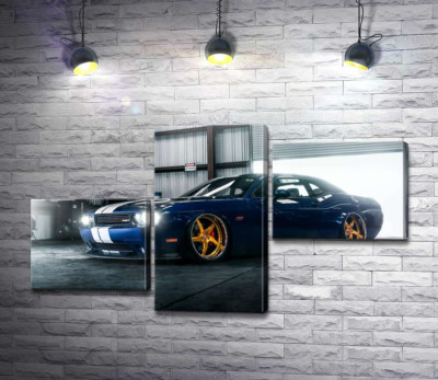 Модульна картина "Синій спорткар Dodge Challenger заїжджає в гараж"