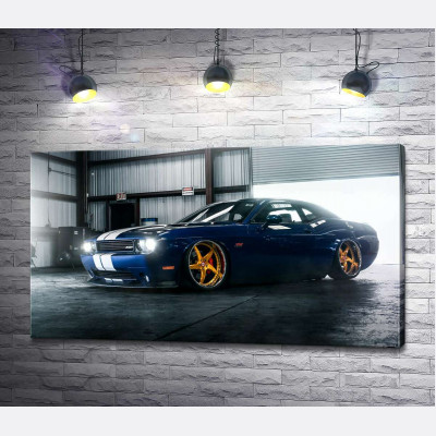 Синій спорткар Dodge Challenger заїжджає в гараж