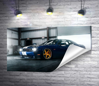 Синій спорткар Dodge Challenger заїжджає в гараж