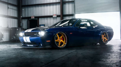 Синій спорткар Dodge Challenger заїжджає в гараж