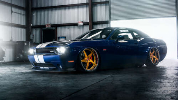 Синий спорткар Dodge Challenger заезжает в гараж