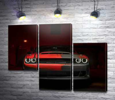 Загадковий червоний автомобіль Dodge Challenger виїжджає з тіні