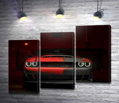 Модульная картина "Загадочный красный автомобиль Dodge Challenger выезжает из тени"