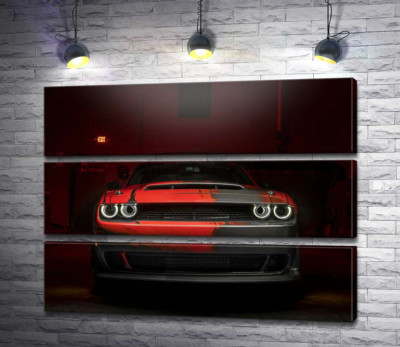 Модульна картина "Загадковий червоний автомобіль Dodge Challenger виїжджає з тіні"