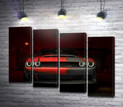 Модульная картина "Загадочный красный автомобиль Dodge Challenger выезжает из тени"