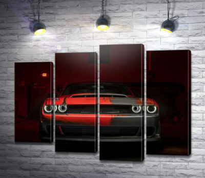 Загадковий червоний автомобіль Dodge Challenger виїжджає з тіні