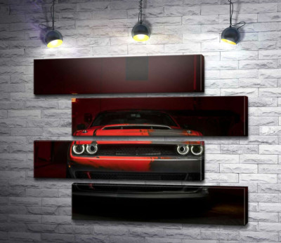 Загадочный красный автомобиль Dodge Challenger выезжает из тени