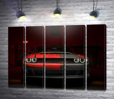 Модульная картина "Загадочный красный автомобиль Dodge Challenger выезжает из тени"
