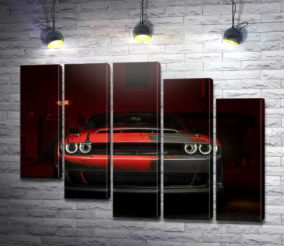 Загадковий червоний автомобіль Dodge Challenger виїжджає з тіні
