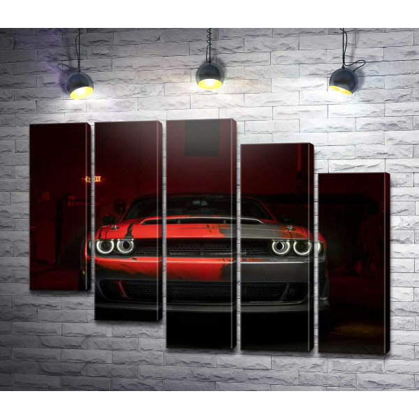 Загадковий червоний автомобіль Dodge Challenger виїжджає з тіні