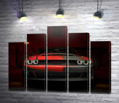Модульна картина "Загадковий червоний автомобіль Dodge Challenger виїжджає з тіні"