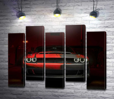 Загадковий червоний автомобіль Dodge Challenger виїжджає з тіні