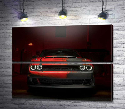 Модульна картина "Загадковий червоний автомобіль Dodge Challenger виїжджає з тіні"