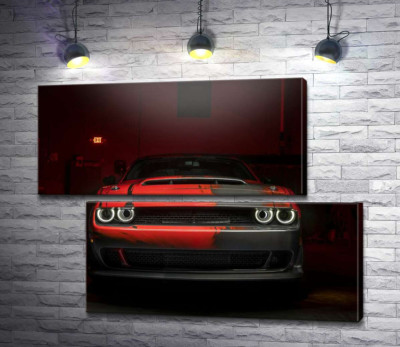 Модульная картина "Загадочный красный автомобиль Dodge Challenger выезжает из тени"