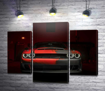Модульна картина "Загадковий червоний автомобіль Dodge Challenger виїжджає з тіні"