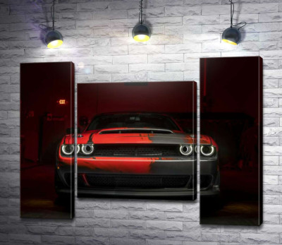 Модульна картина "Загадковий червоний автомобіль Dodge Challenger виїжджає з тіні"
