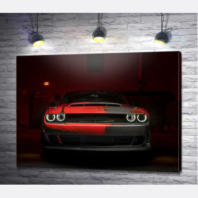 Загадочный красный автомобиль Dodge Challenger выезжает из тени