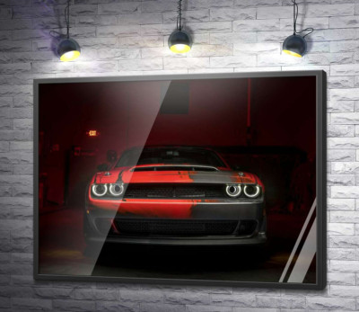 Постер "Загадковий червоний автомобіль Dodge Challenger виїжджає з тіні"