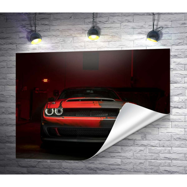 Загадочный красный автомобиль Dodge Challenger выезжает из тени