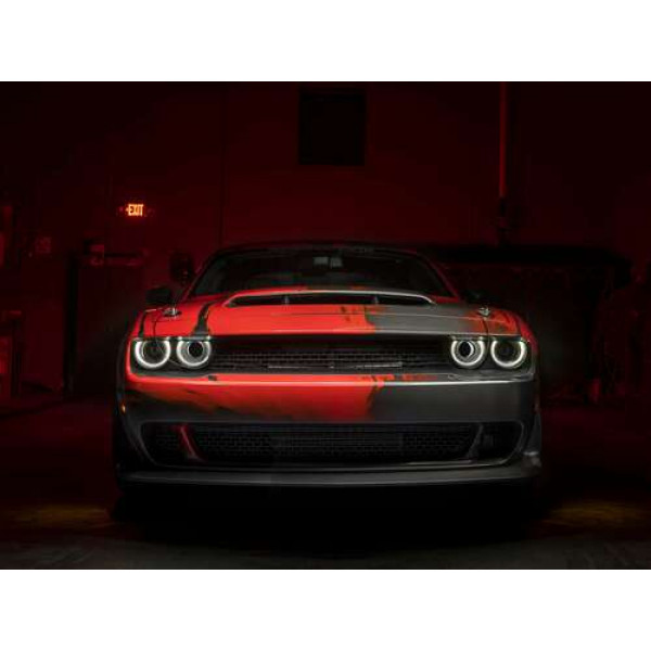 Загадковий червоний автомобіль Dodge Challenger виїжджає з тіні