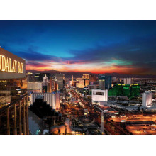 Вид на вечірній сяючий Лас-Вегас