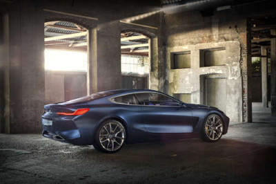 Стильний синій автомобіль BMW 8