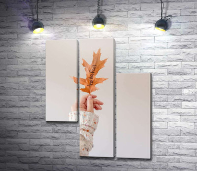 Осенний лист с надписью "Hello, fall" в руке