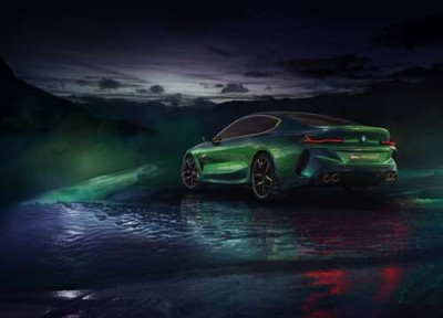 Зеленый автомобиль BMW Concept M8 Gran Coupe в дымке