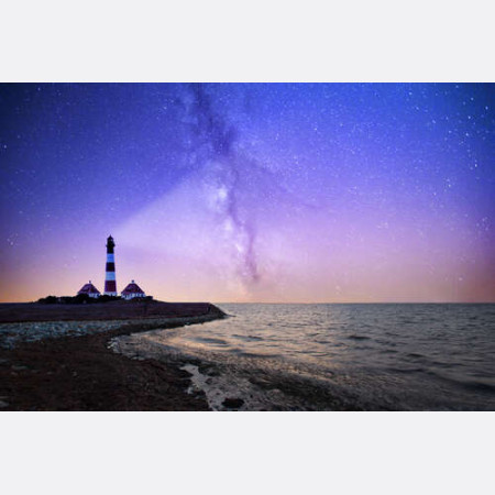 Маяк освещает путь в море
