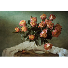 Букет персиковых роз в вазе