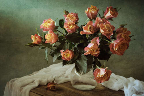 Букет персиковых роз в вазе