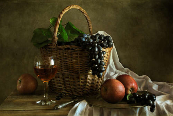 Натюрморт з келихом вина і кошиком фруктів