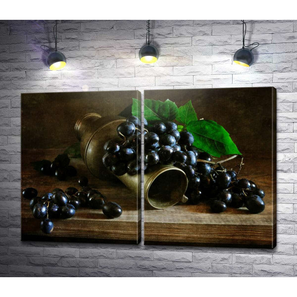 Бронзовый кувшин с виноградом