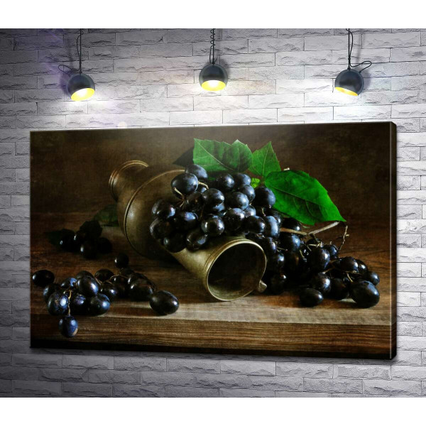 Бронзовый кувшин с виноградом