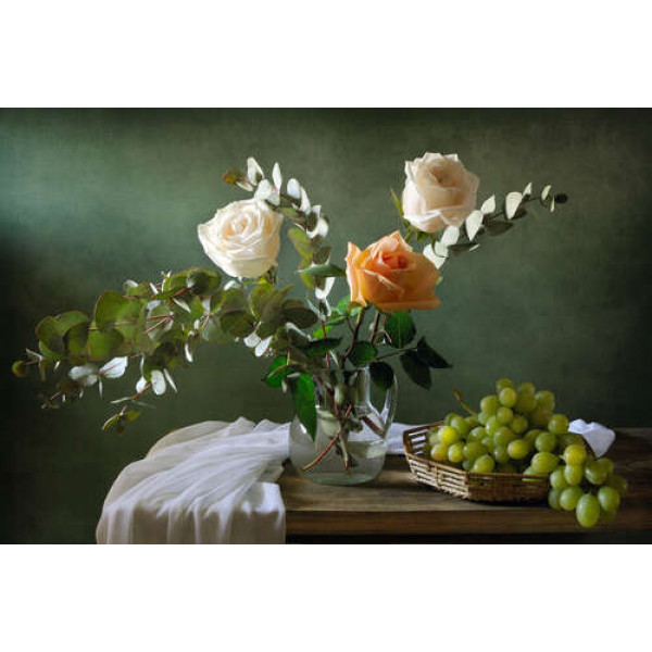 Натюрморт з ніжними трояндами і виноградом