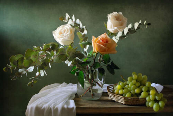 Натюрморт с нежными розыами и виноградом