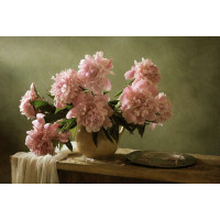 Букет розовых пионов в кувшине