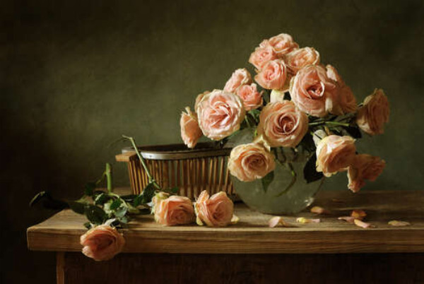 Розовые розы в нестройном букете