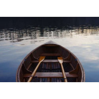Деревянная лодка на водной глади