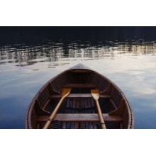 Деревянная лодка на водной глади