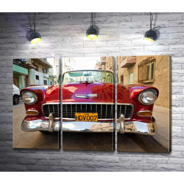 Красный ретро автомобиль Chevrolet Nomad 1955 V8
