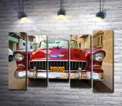 Красный ретро автомобиль Chevrolet Nomad 1955 V8