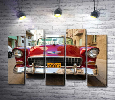 Красный ретро автомобиль Chevrolet Nomad 1955 V8
