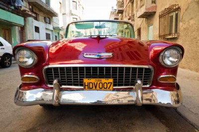 Червоний ретро автомобіль Chevrolet Nomad 1955 V8