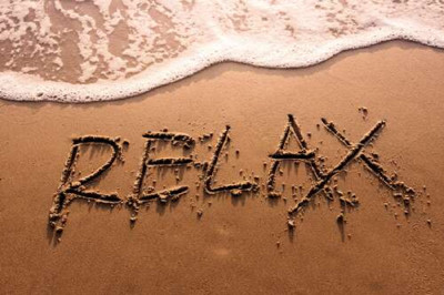 Надпись "RELAX" смывает волной