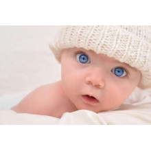 Чистий погляд блакитних очей дитини