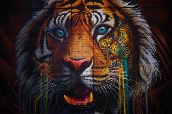 Бенгальский тигр с желто-синим узором