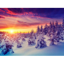 Зимний пейзаж в горах с красочным закатом