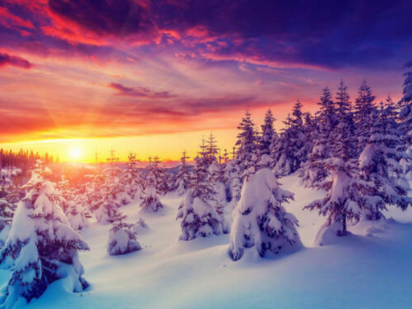 Зимний пейзаж в горах с красочным закатом